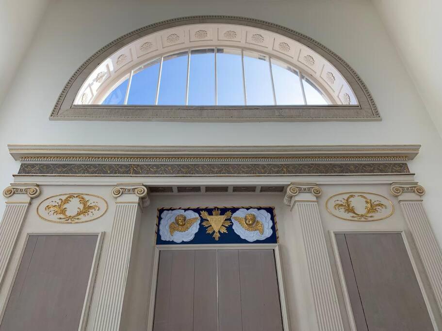 Style & Opulence In Georgian Chapel W Parking Apartment Бат Екстериор снимка